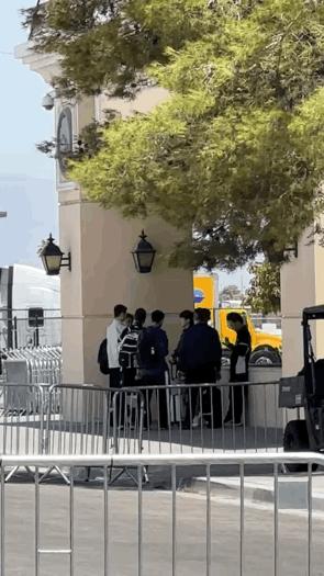 在美国大满贯的比赛场馆外，一撮人站在那里“开小会”，王励勤王皓还有肖指都在，还有