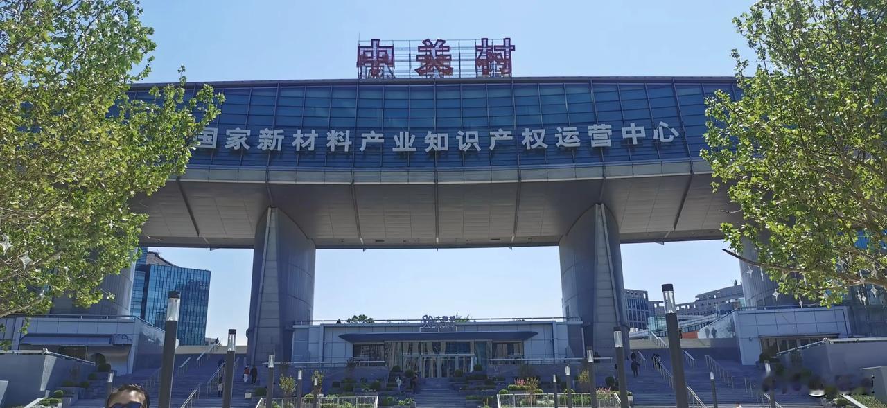 黄庄地铁站往北，中关村Art Park大融城西区下沉美食广场今天开幕。各种美食应