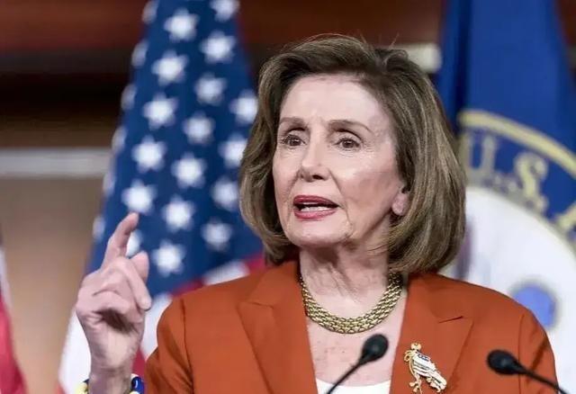 佩洛西哀叹“美国要完了”！临退休前，她把特朗普骂得狗血淋头！这两天，美国政坛那位