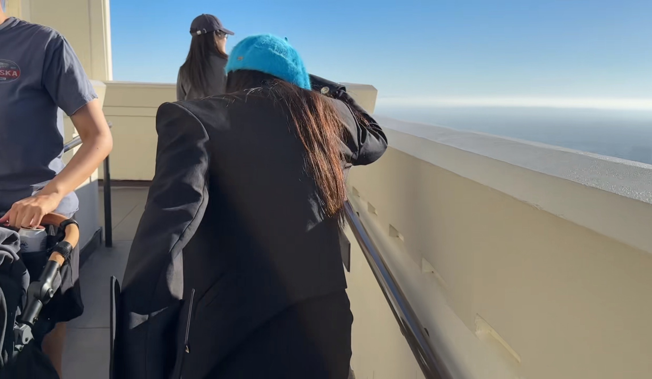 家里的顶梁柱回来了 伟岸的背影走在前面为我遮风挡雨这样