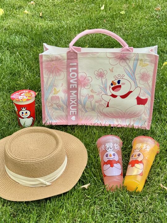 蜜雪冰城托特包👛雪王家是不是换新设计师了