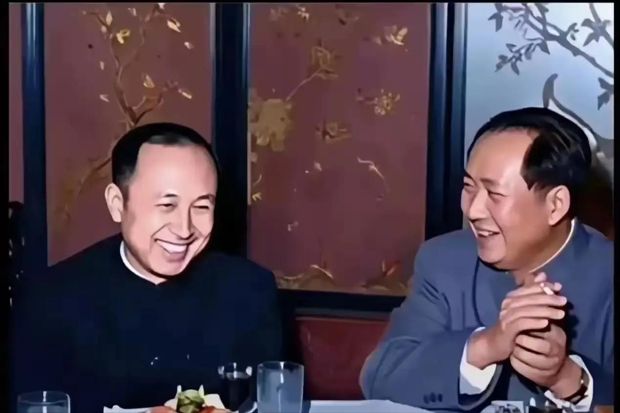 感人至深！毛主席和钱学森，心心相印，俩人温馨的笑容，中国科技肯定腾飞！

毛主席