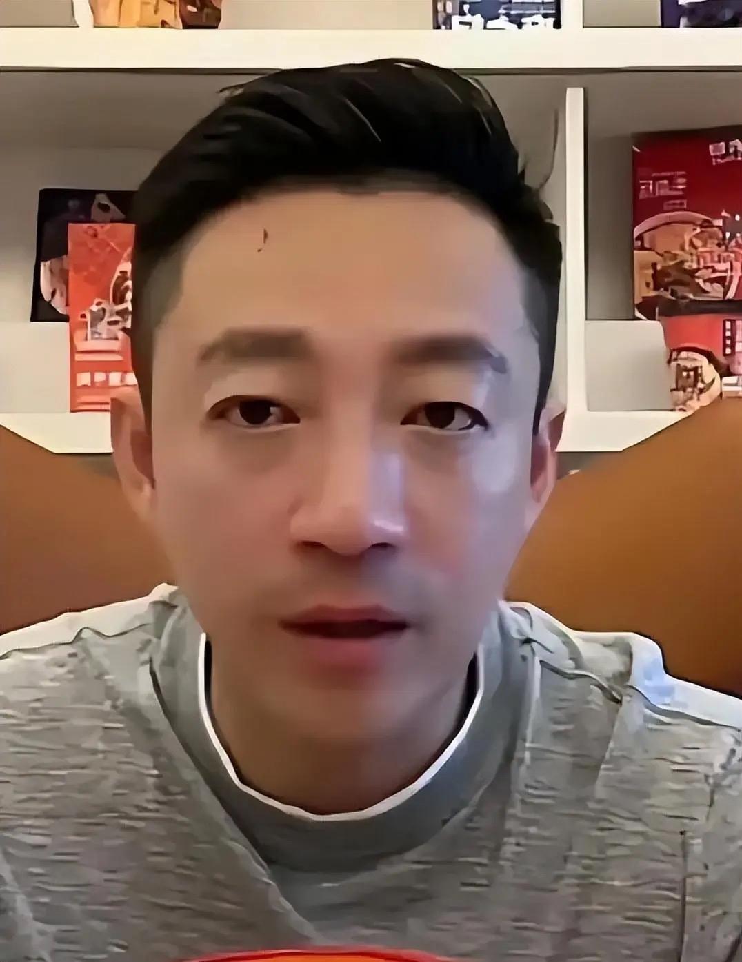 汪小菲深夜关注库似大S的素人，简直是一毛一样。汪小飞是大半夜的，是不是想起了前妻