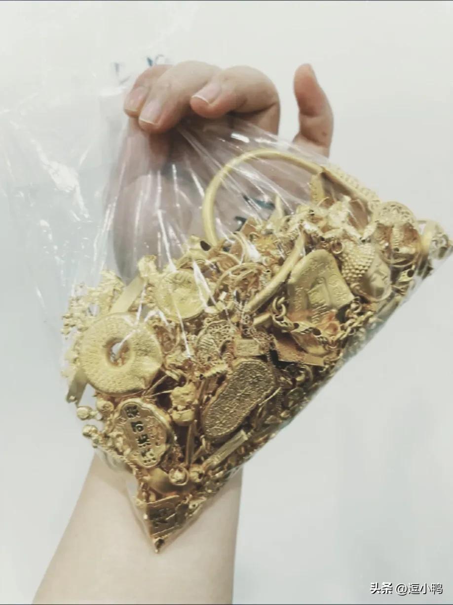 一觉醒来，黄金变天了
已经不是你想卖黄金就能找到人回收的，同事今天愁眉苦脸的说，
