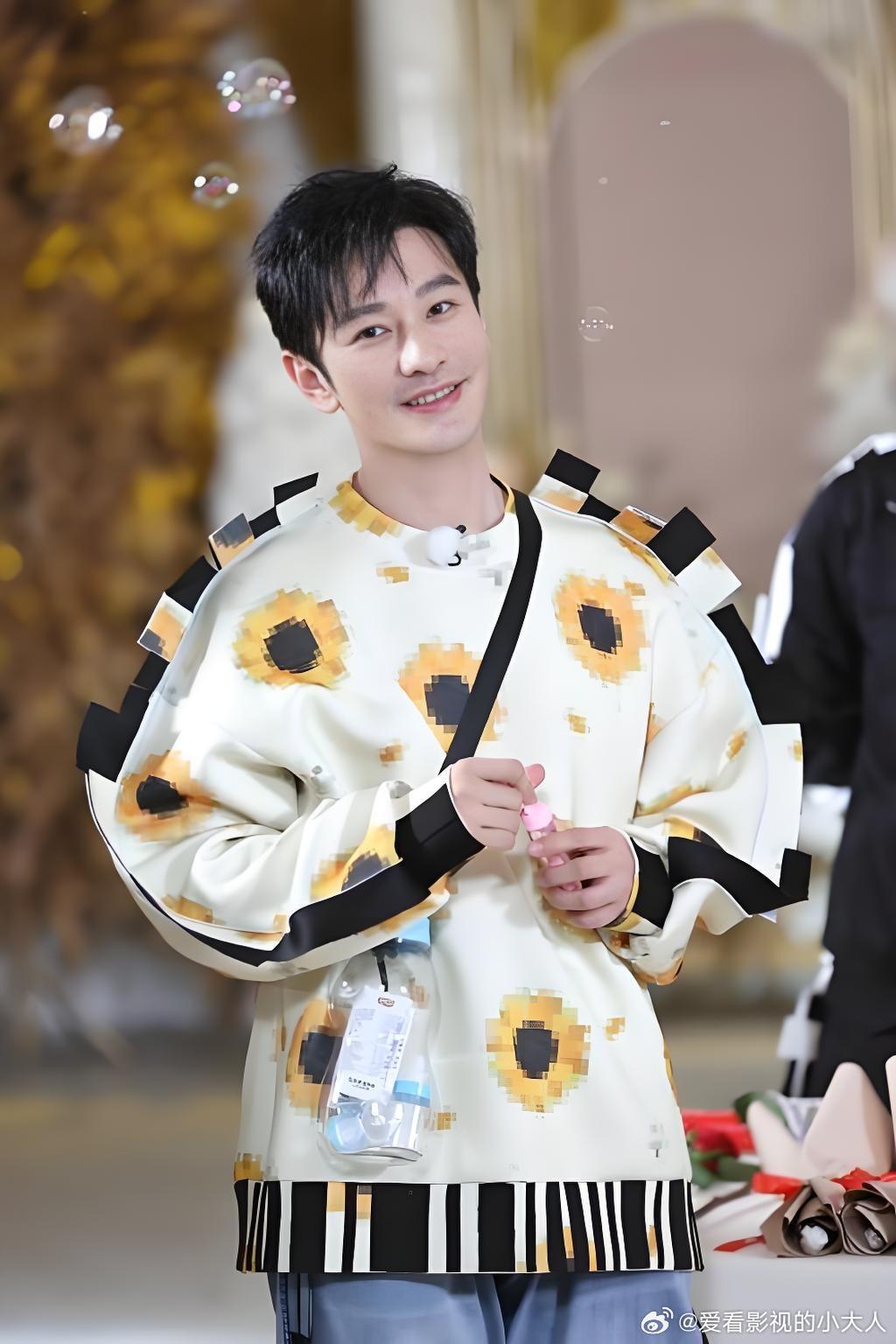 霸总反差感?黄晓明对着黄宗泽做脸颊比心，黄宗泽一脸不知所措，两位男神同框太有综艺