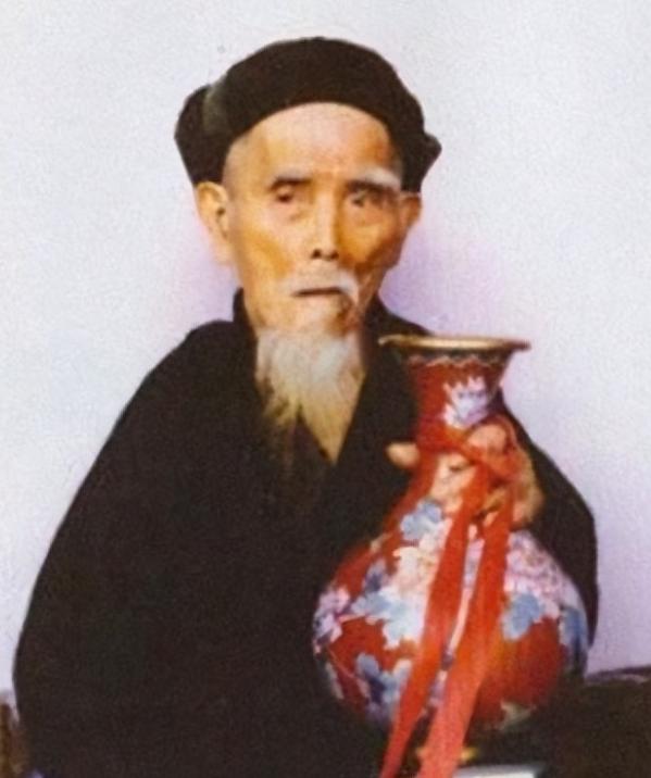 “中国长寿之王”龚来发，终身未娶活到133岁，可匪夷所思的是，他却有一个公认的“