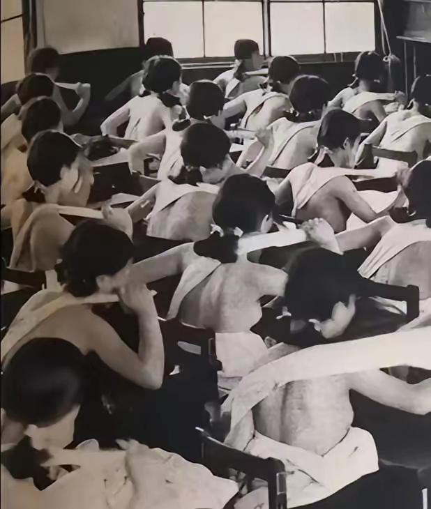 1938年日本军国主义教育，高中女生脱光衣服训练，以示“忠君爱国”

​​这一年