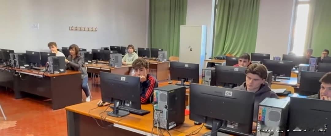 AI人工智能科技不断精进，应用范围涵盖了各行各业
 
这门新科技该如何健全地发展