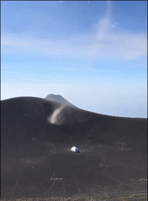 同时拍到龙卷风和火山喷发 ​​​