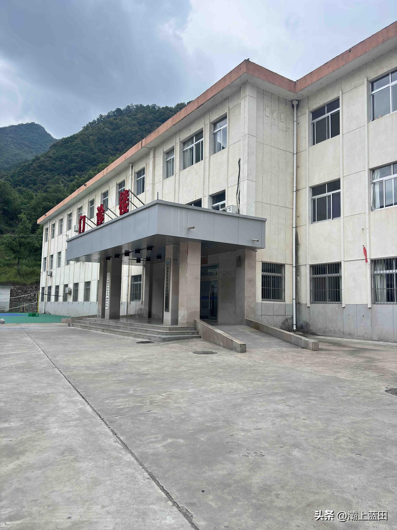 渭南金堆城医院，当地人叫石可医院。这个医院最早是矿区简易医务所（寺坪），80年代