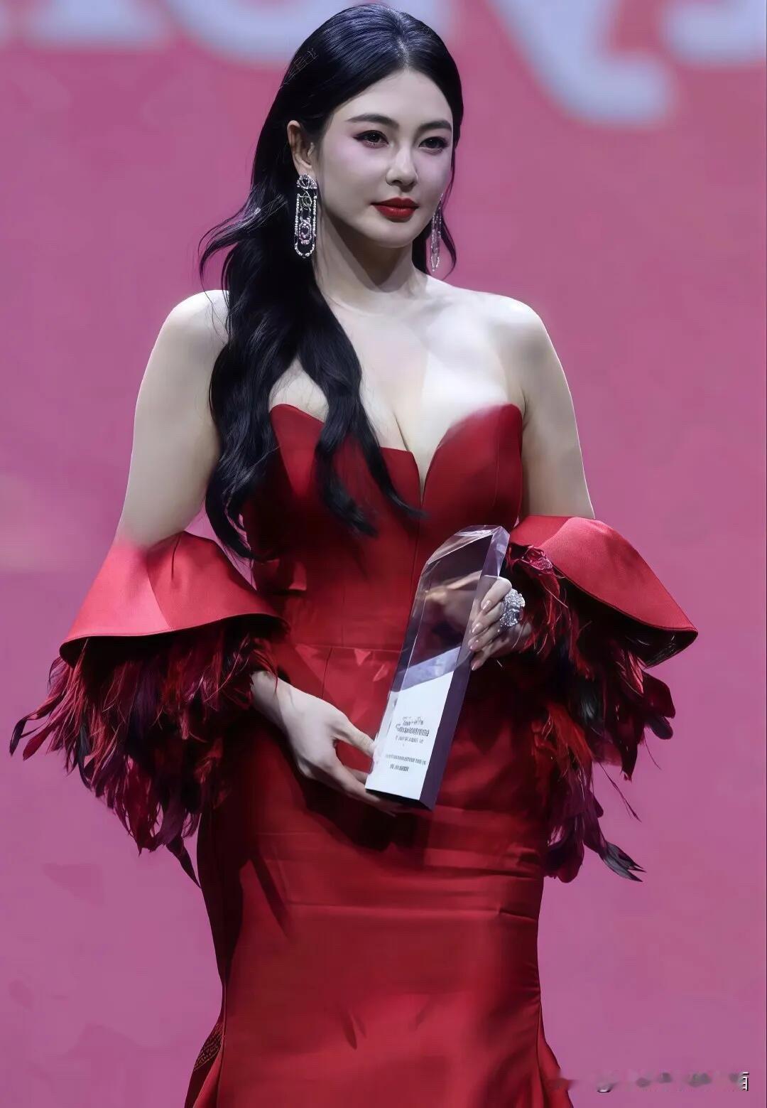 38岁的张雨绮颜值不算难看，皮肤挺白的，在微胖女人里面算有气质的，但就是身上这条