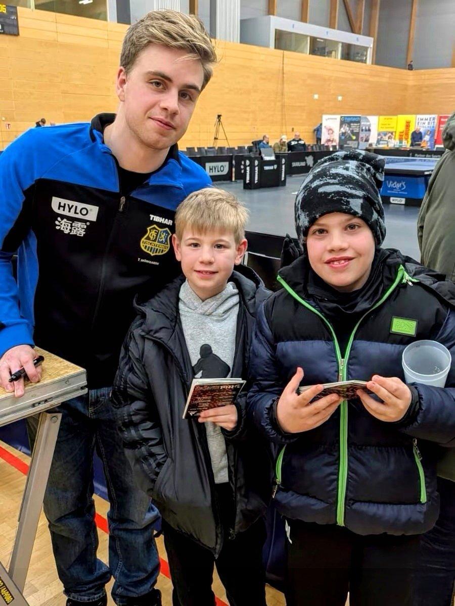 队友已就位！小莫被曝提前抵达萨尔布吕肯练球，并与小球迷互动。从巴奥对手到欧冠搭档