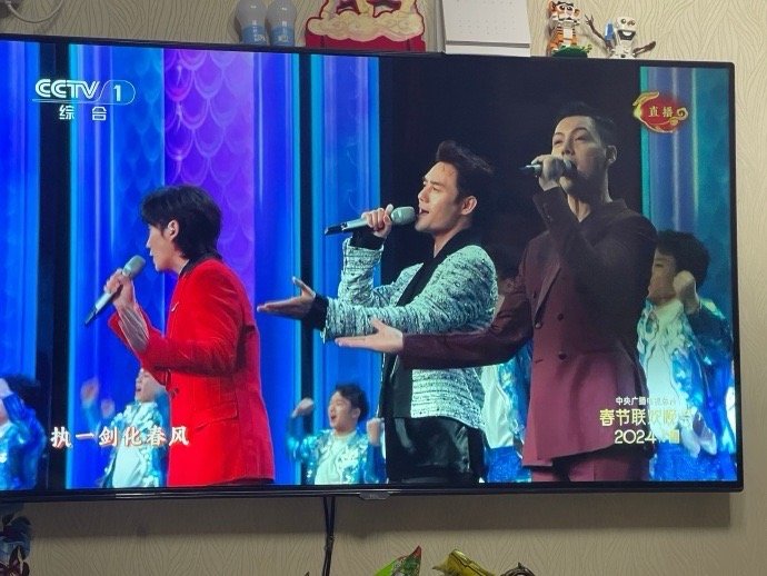 他们三个像极了不熟的同事一起表演年会节目[二哈]#春晚段子大考##春晚# ​​​