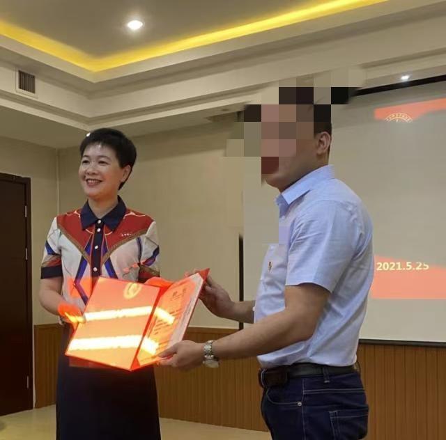 福建省长乐师范学校附属小学的陈美月，今天彻底栽了。
这个陈美月也不简单，网上关于