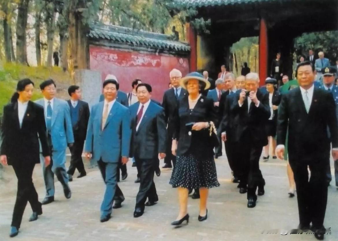 1999年4月14日，荷兰王国女王贝娅特丽克丝和克劳斯亲王一行25人达曲阜进行友