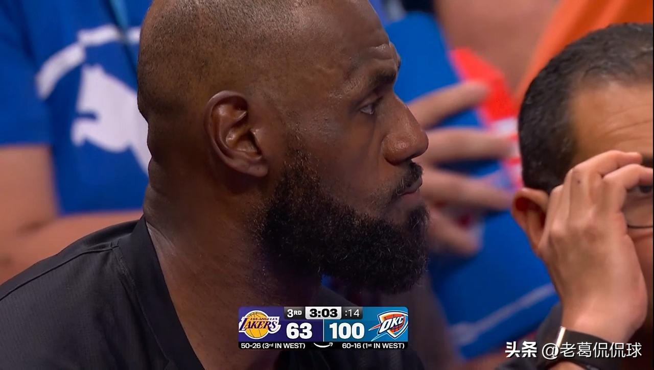 湖人巨星詹姆斯真是太让人心碎了！在今天湖人客场挑战雷霆的比赛中，当时比赛进行到了