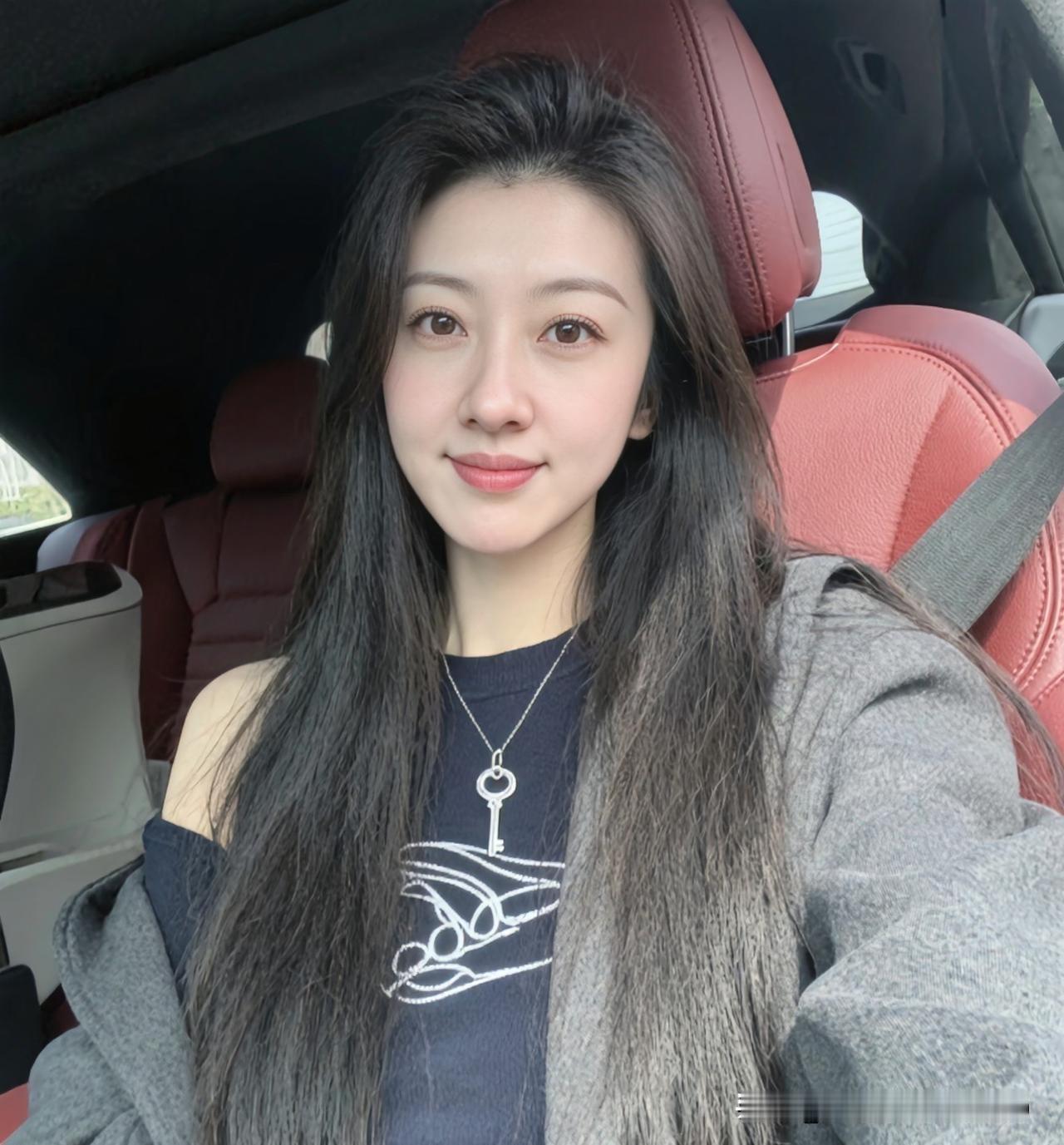 人到最后，
想要的其实很简单，
就是心安和无悔。
 不是拥有多少财富，
而是内心