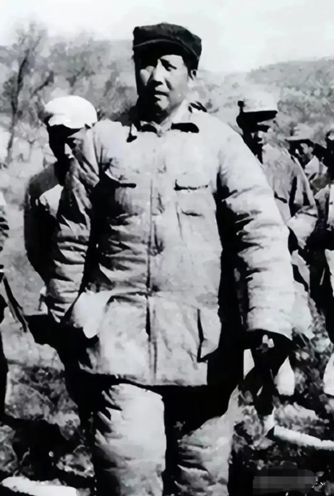 1938年的六届六中全会，共产国际明确指示：“在领导机关中要在毛泽东为首的领导下