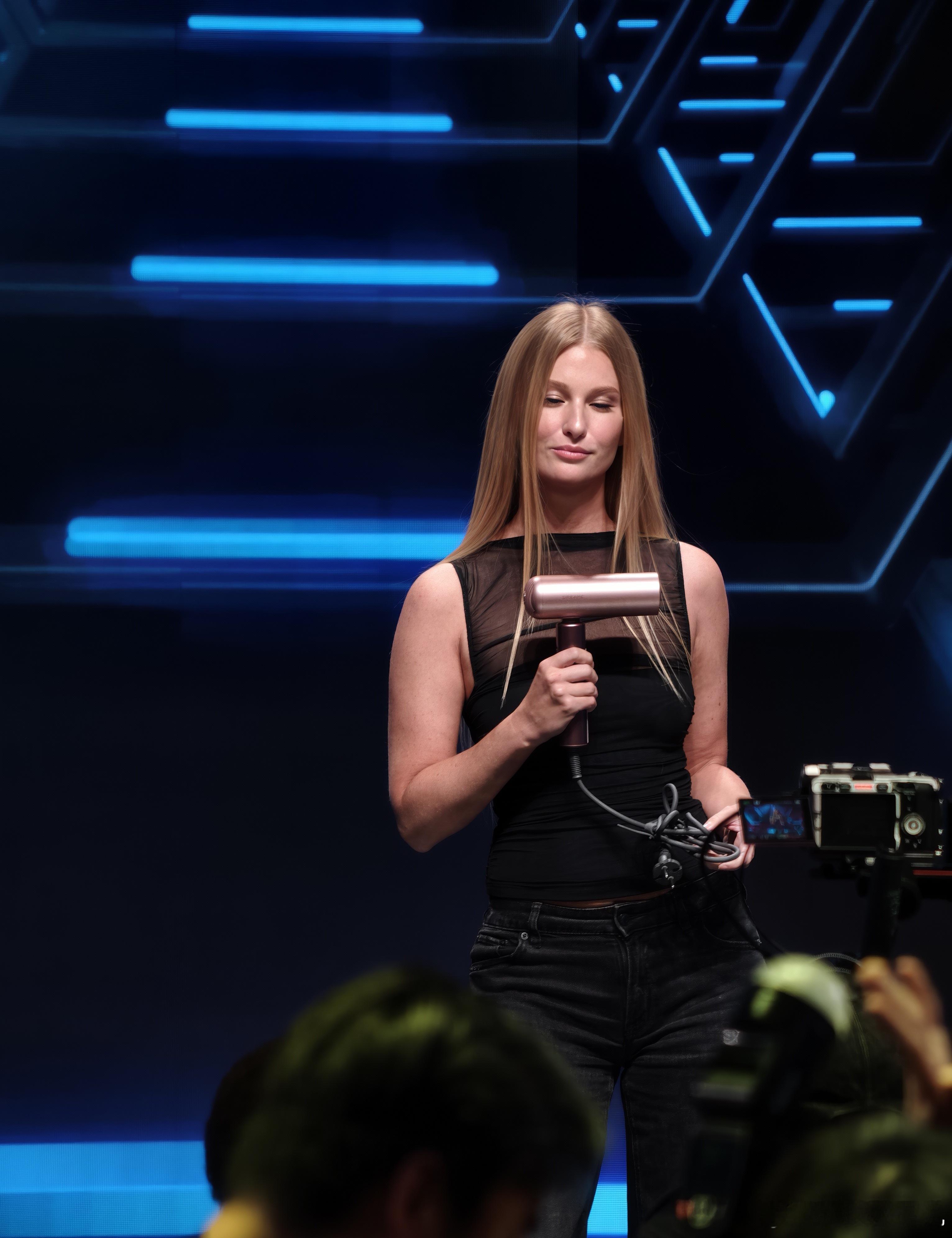 追觅今天还发布了一系列个人护理新品，卷发棒、智能剃须刀、吹风机等等，用科技让你变