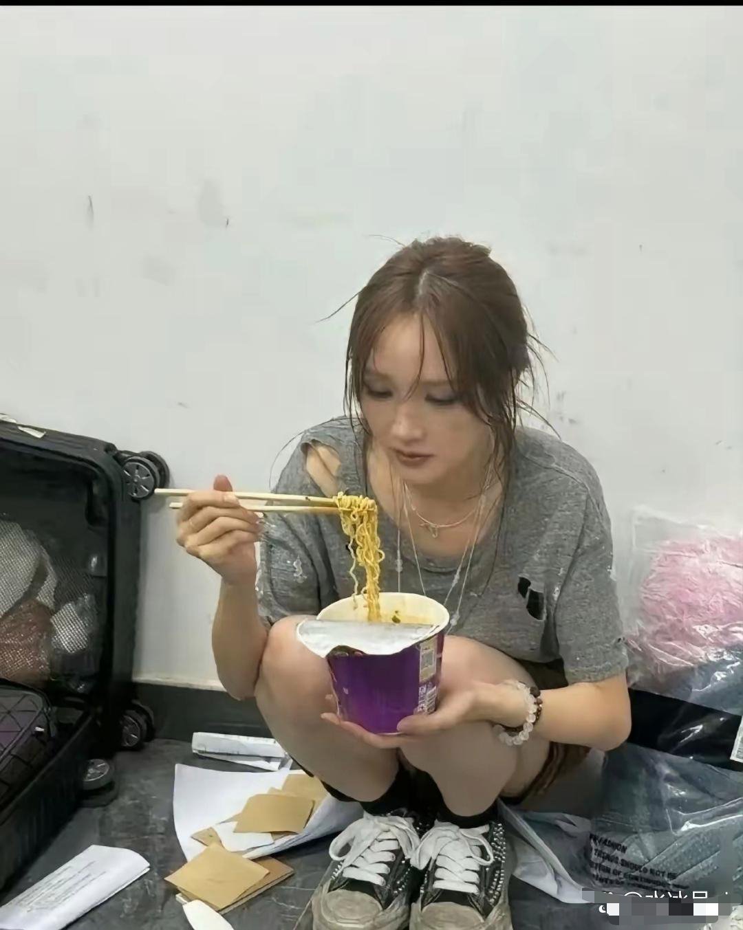 孟佳的鞋也太脏了吧，明星都这么邋遢吗？ ​​​
