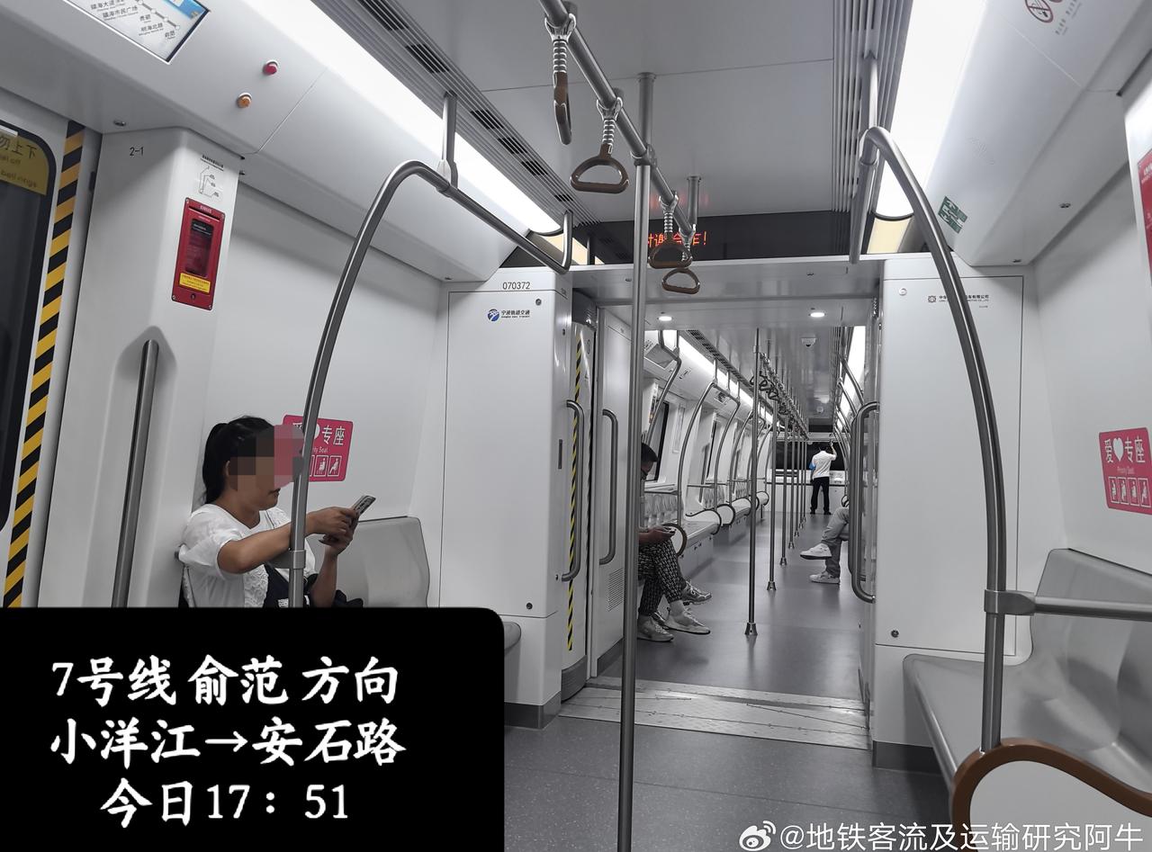 投稿，今日（2025-10-05，周日，国庆假期第五天）宁波地铁客流及地铁周边景