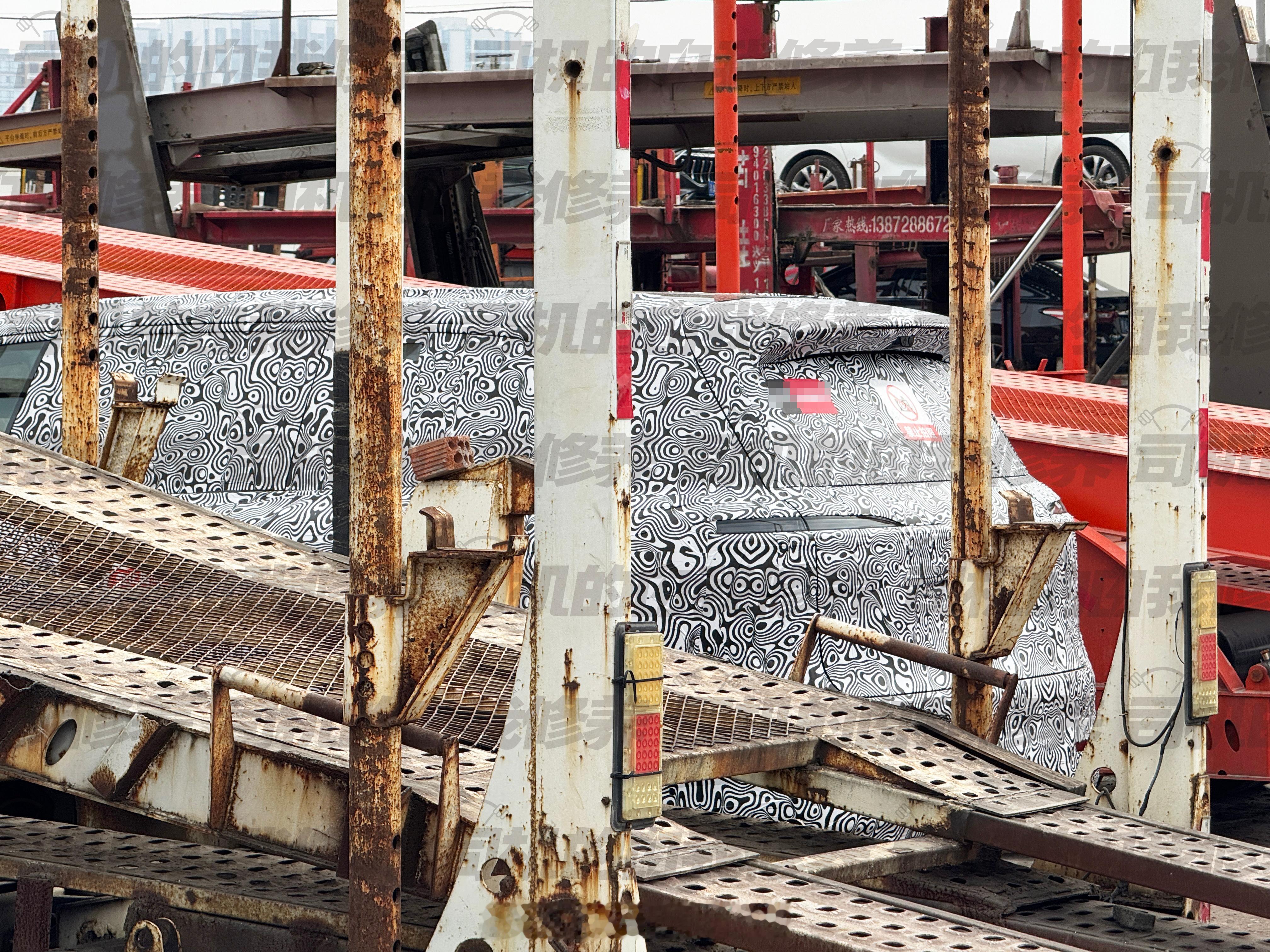 真正的问界M9L实车来了！！第一次看到新的尾部造型，前排改成了智界V9同款的一体