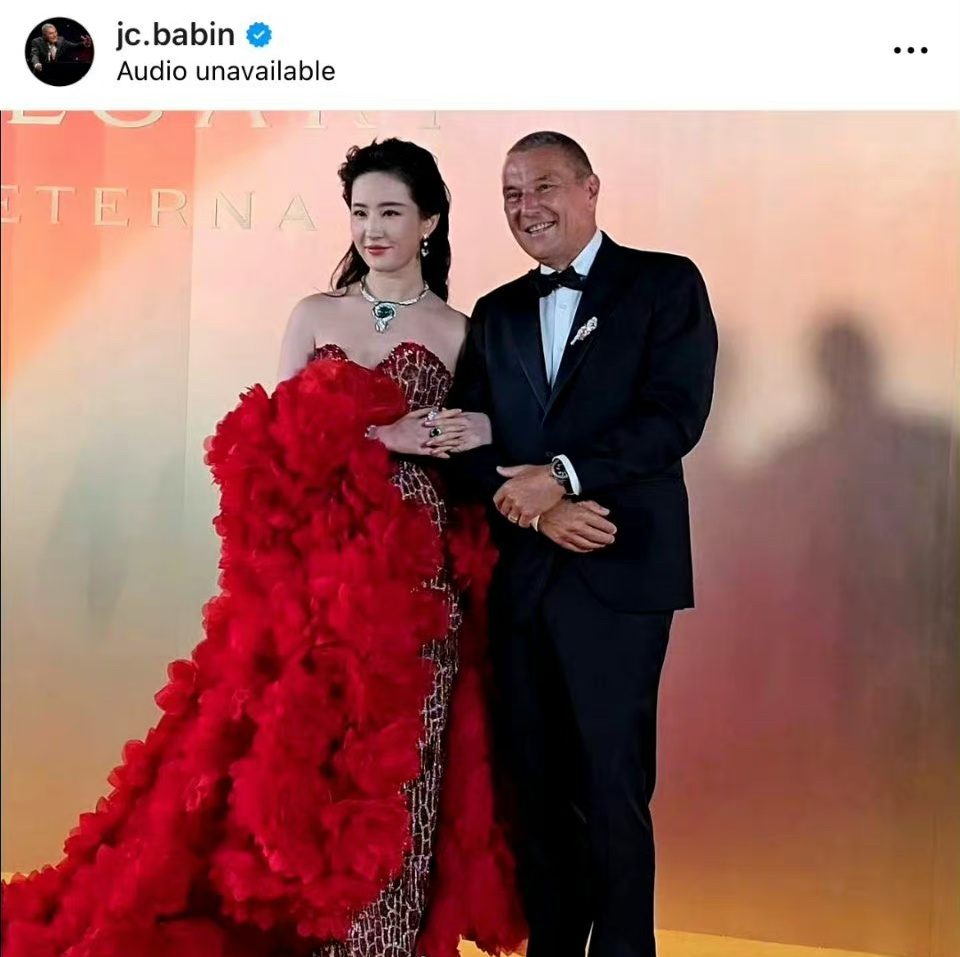 宝格丽的老总居然还发了和刘亦菲的合照，看来刘亦菲的待遇确实在宝格丽是数一数二的了