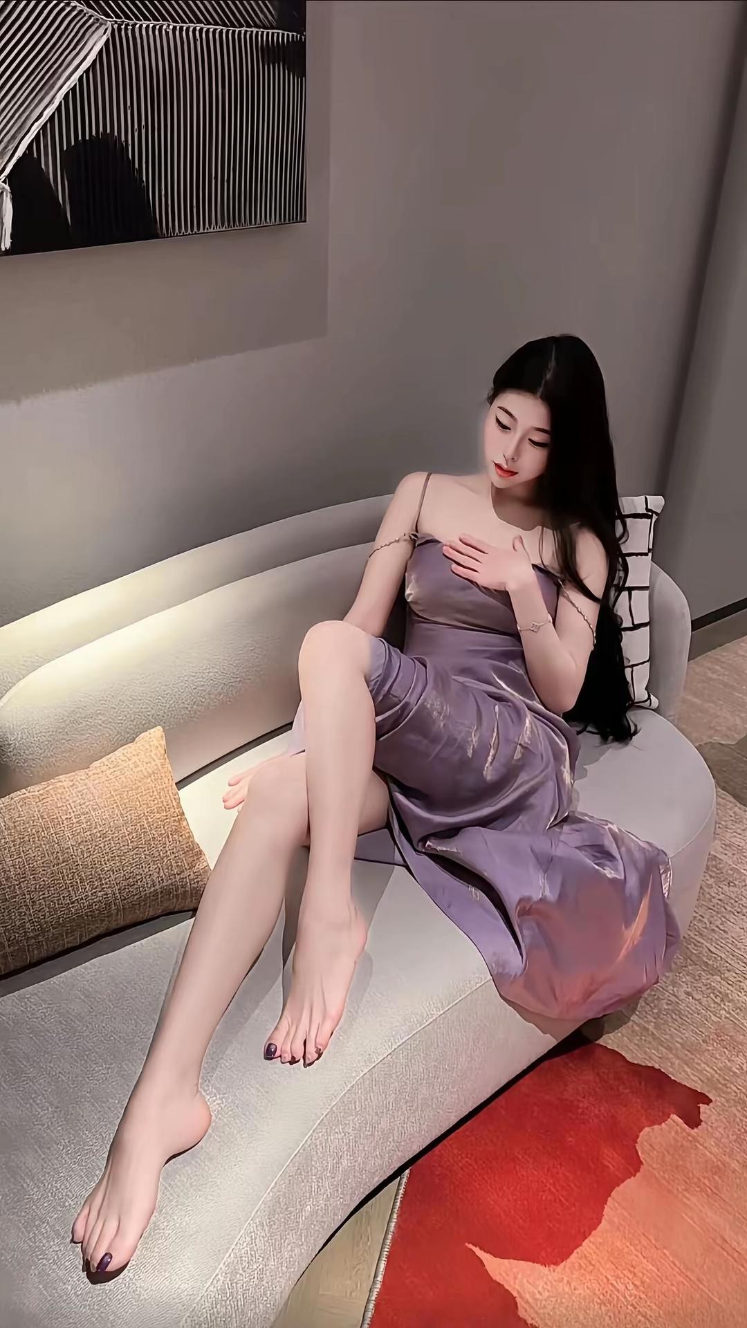 整体造型
女子身着一袭流光紫吊带抹胸裙，面料自带细腻光泽，在灯光下流转着梦幻的紫