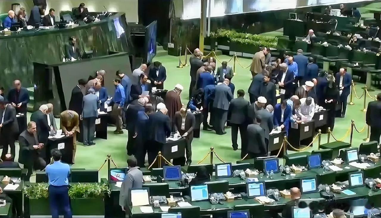 1月1日上午的最新消息，速报，全都不容错过，第二条：伊朗更换央行行长：受内部压力