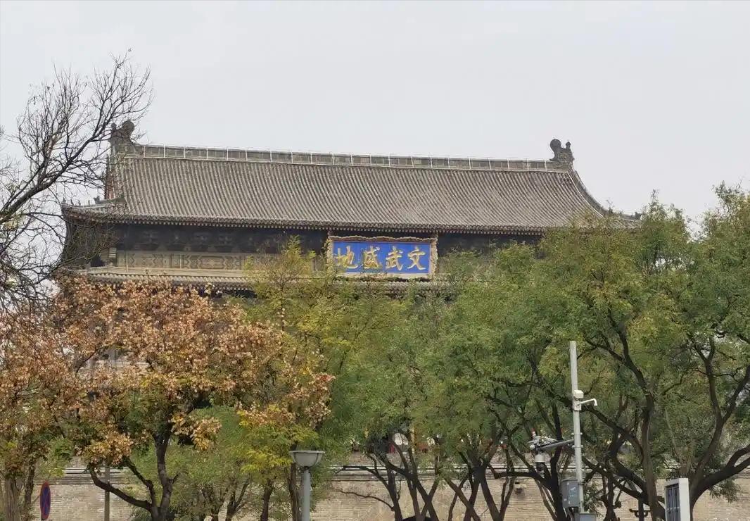 西安鼓楼始建于明洪武十三年，比同城钟楼早建四年，是我国现存规模最大、保存最完整的