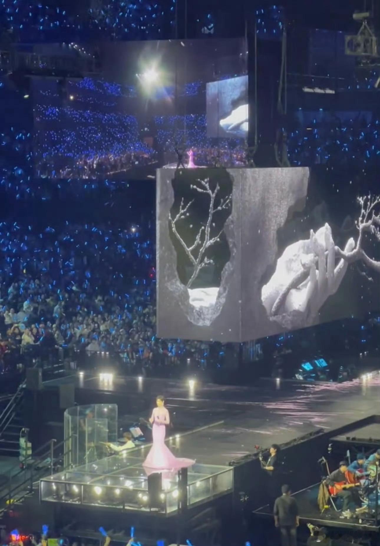 李宇春把观众堆成雪人谁懂李宇春演唱会的浪漫暴击！南京场唱《冬天快乐》时，场馆瞬间