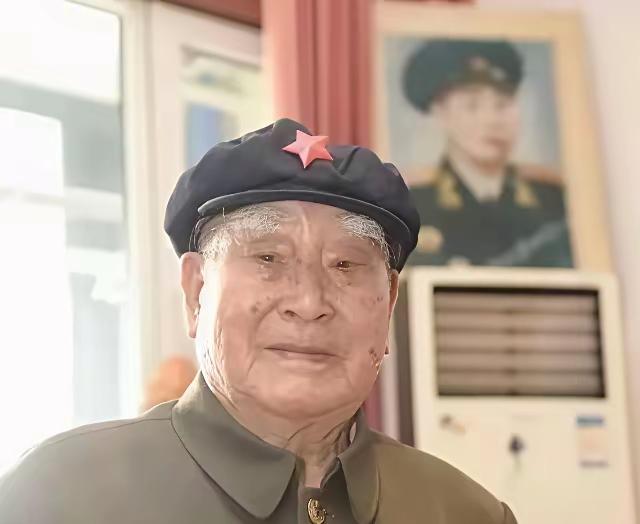 1943年，八路军政委秦光腰部中弹，两个汉奸走到了他身边要补刀。 突然，秦光低声