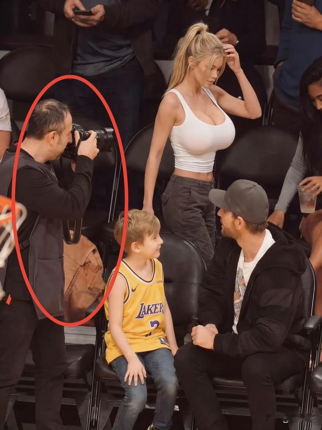 谁认识这个金发小姐姐？

观众席上突现一道靓丽的风景线，一个身着白色吊带的金发小