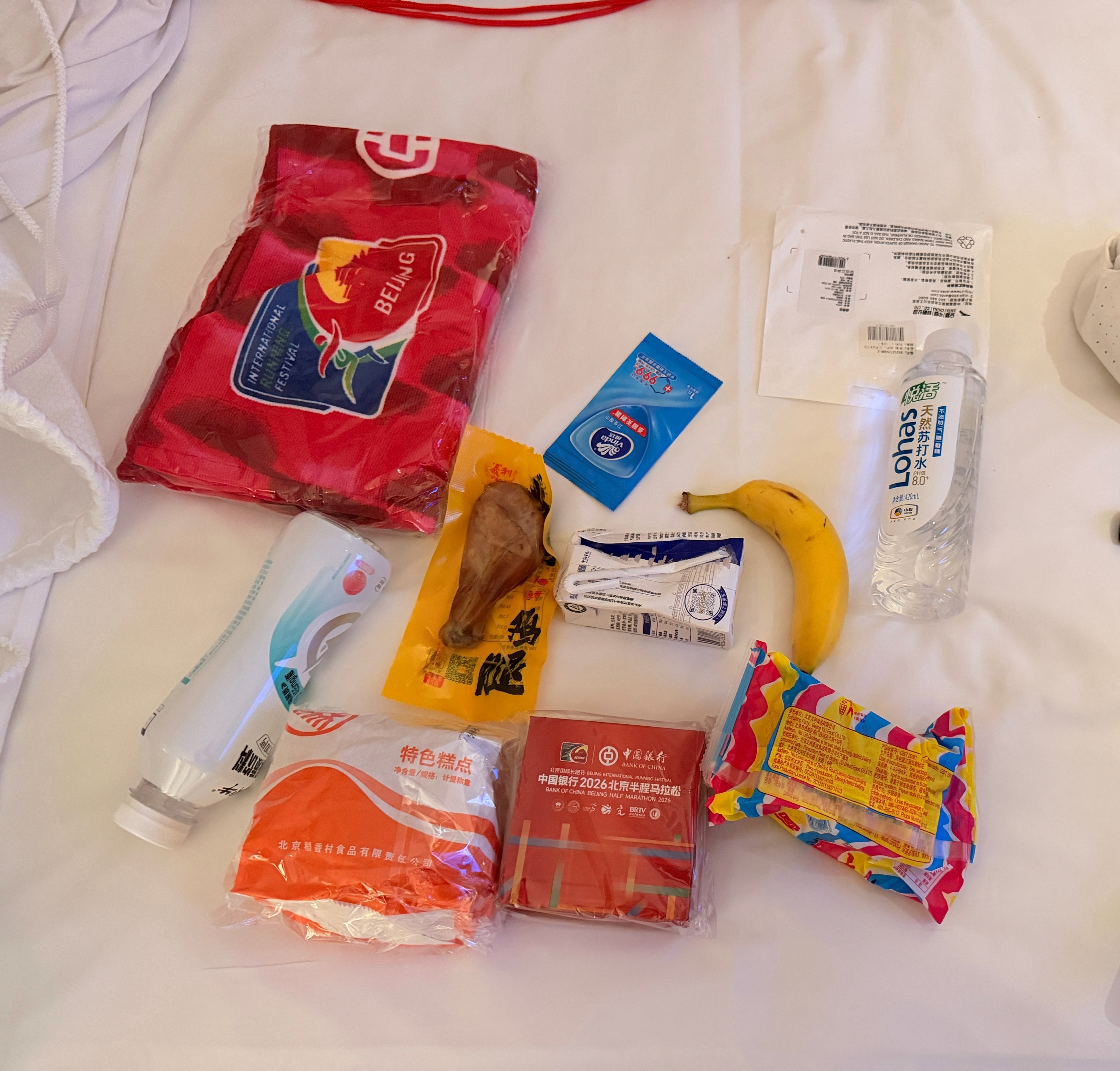 2026北京半程马拉松 安全完赛。跑了一次有氧，5分配，嘿嘿嘿。这个完赛物资还不