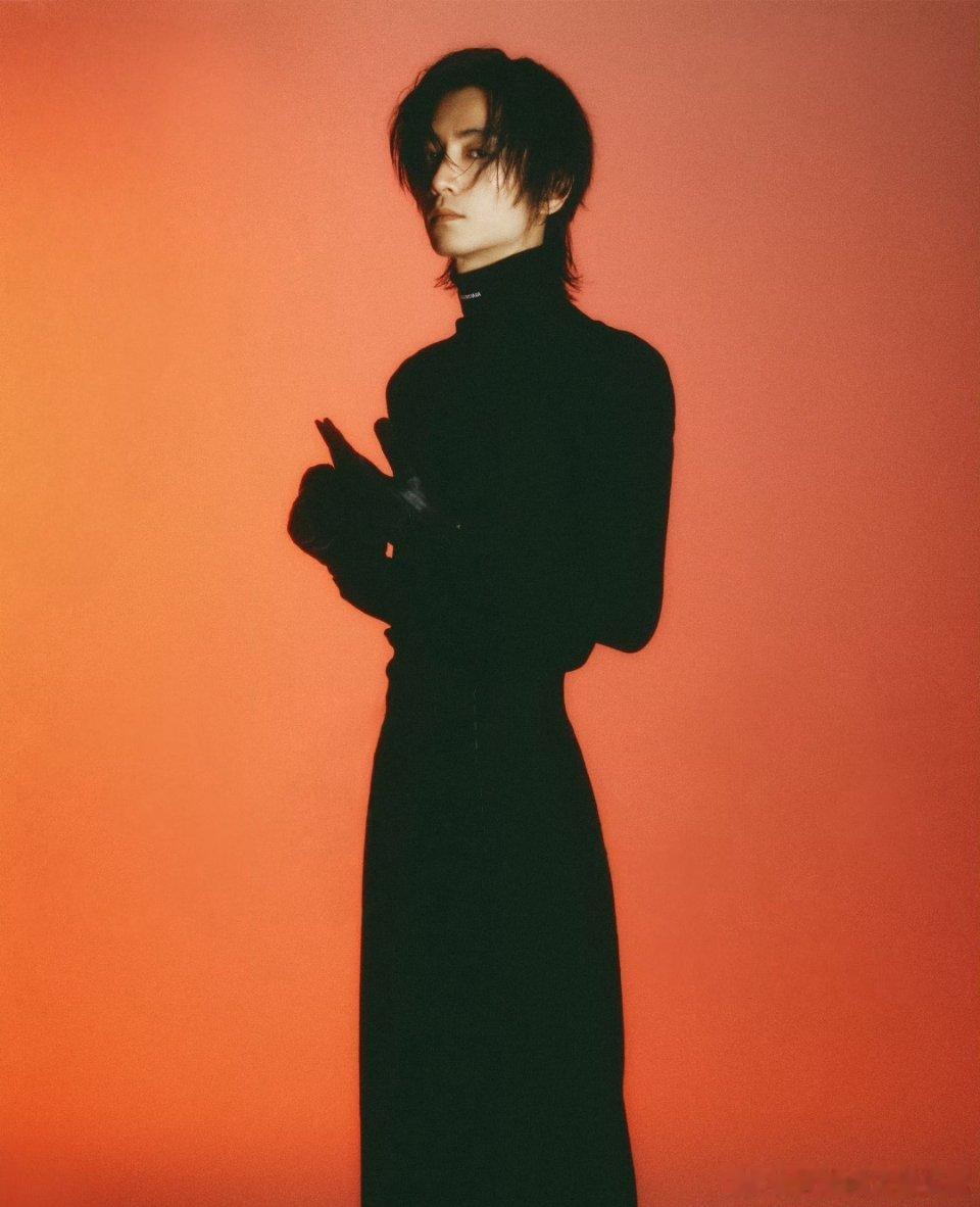 天啊这个腰怎么可以那么细感觉一只手就能搂的过来陈晓身高178体重却只有100斤这