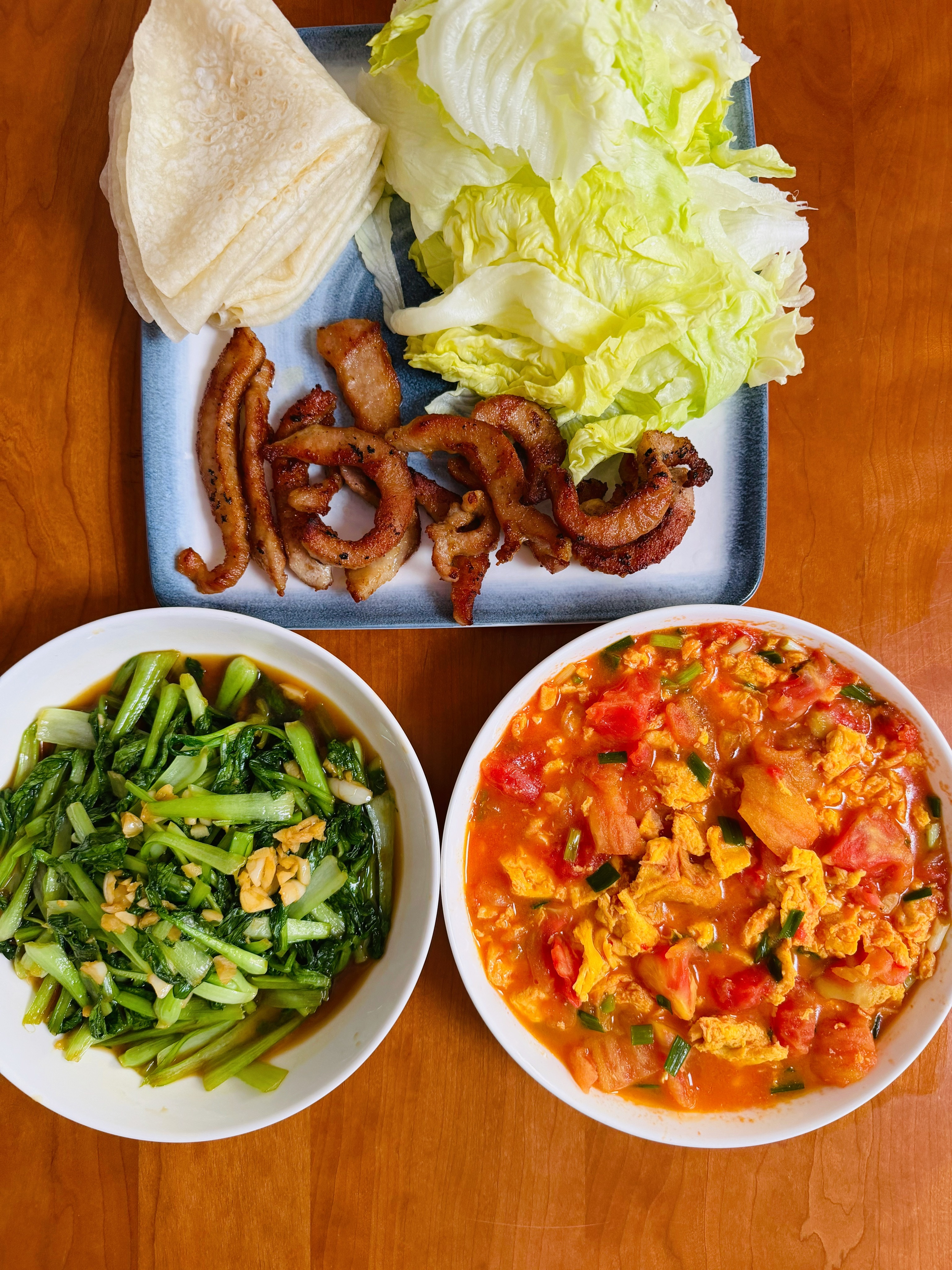 好好吃饭 吃饭了，朋友们。今天吃，良子好吃的那个大饼卷肉、鸡毛菜、法式甜酸葱花西