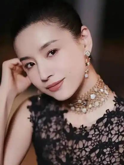 我想说，

董洁作为女人，曾经那么的清高，如今为了儿子，首次承认离婚责任：任性不