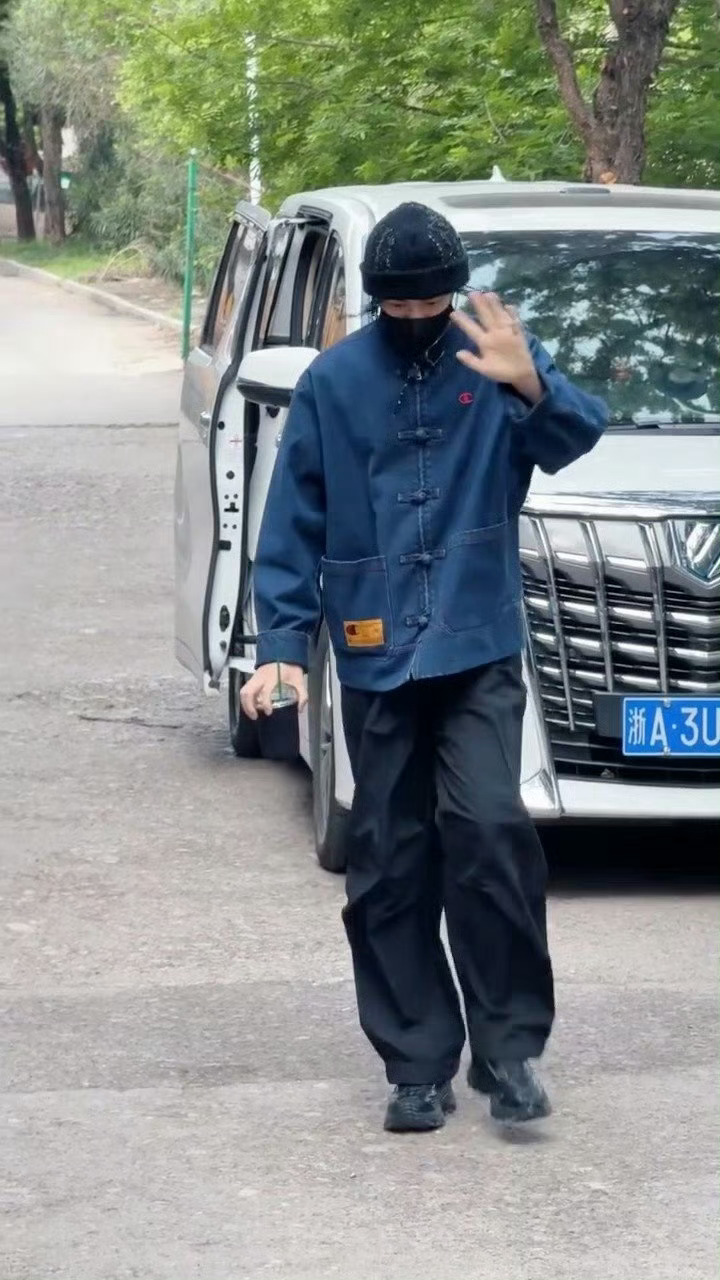 丁禹兮司宫令上班路透，这身穿搭怎么样？ 