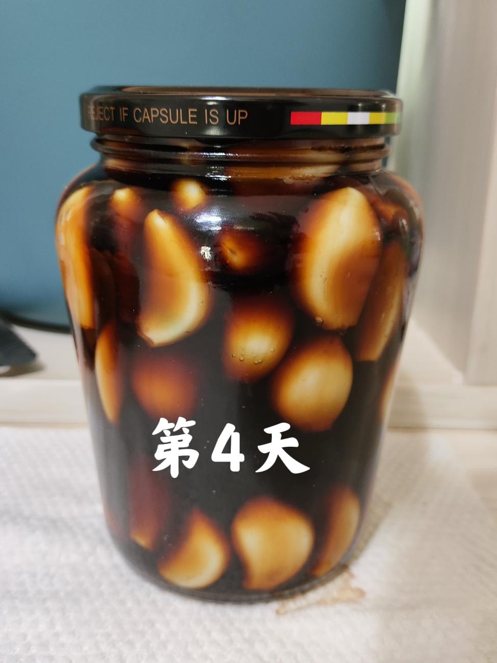 泡腊八蒜第4天，放心了，有一颗蒜微微变绿了。

今天是泡蒜的第四天了，记录一下蒜