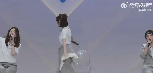 谢楠好像在孩子看文艺汇演谢楠表情 母爱如山浪姐一公小考，谢楠完全沉浸在表演的喜悦