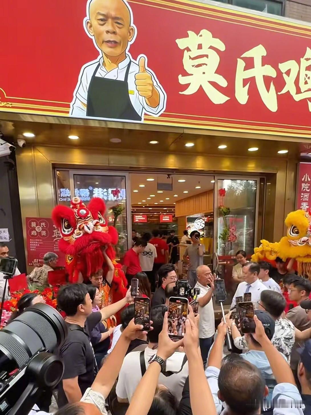 莫氏鸡煲爆火的流量，对顺德饮食文旅未必是好事。凡事怕太具象，一锅鸡煲再火，口味天