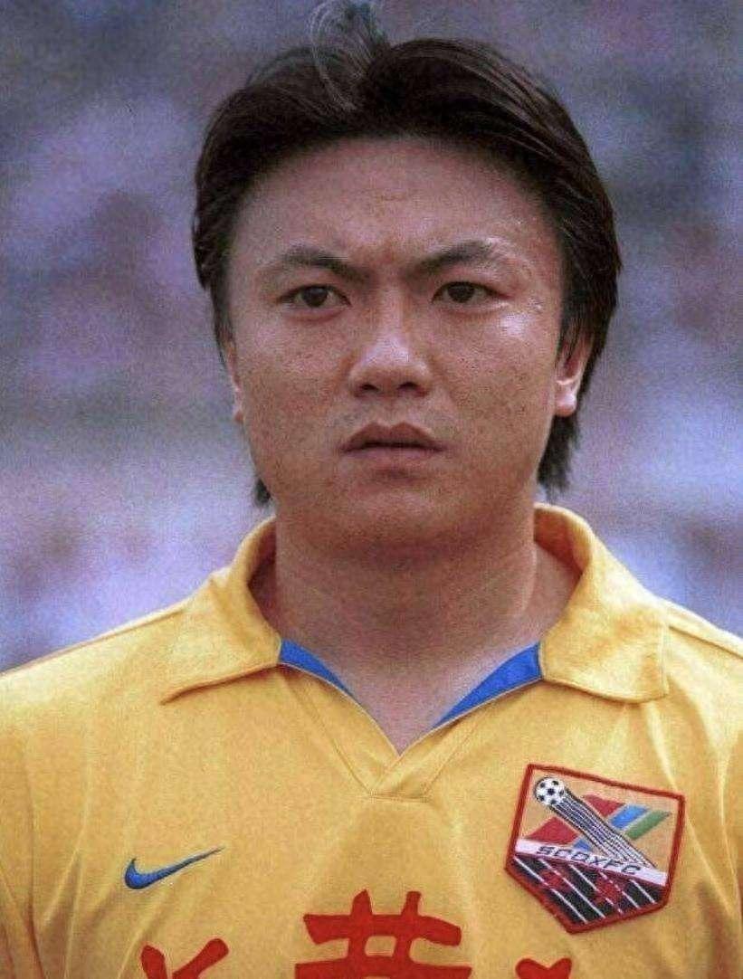 魏群，中国足球甲A时代最具传奇色彩的人物之一，被四川球迷尊称为“魏大侠”。但很多