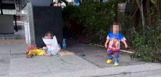 凤凰新闻【深圳地铁回应“三孩童躺坐地铁口无人陪同”：父亲跑摩的，街道社区已提供帮