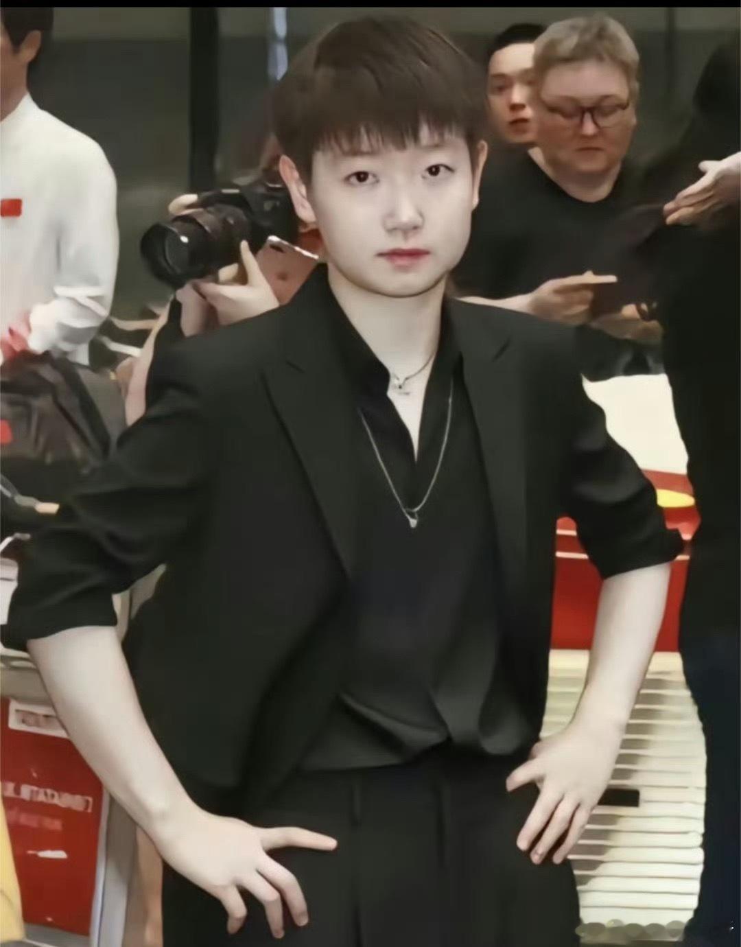 西装杀气场全开！孙颖莎正装造型惊艳出圈，飒爽利落诠释独一份的帅气魅力谁说帅气只能