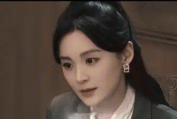毛林林疯批霸总姐《灭罪》里毛林林简直太酷了！她饰演的女总裁江雁，气场两米八，野心