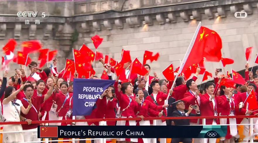 来了来了，中国队来了！🇨🇳#巴黎奥运开幕式# ​​​