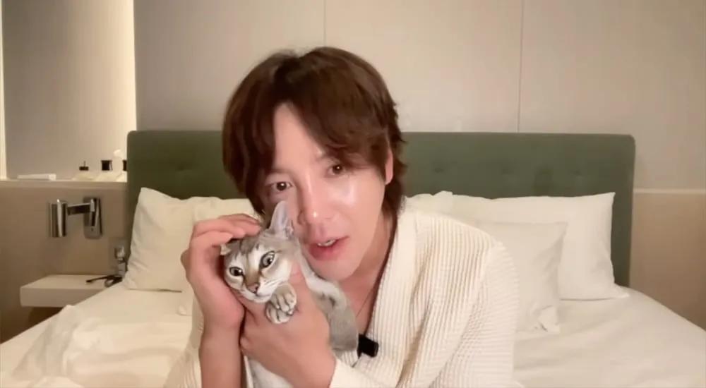 张根硕更新粉丝关于甲状腺癌手术后的近况





9月5日，演员张根硕通过卧室直
