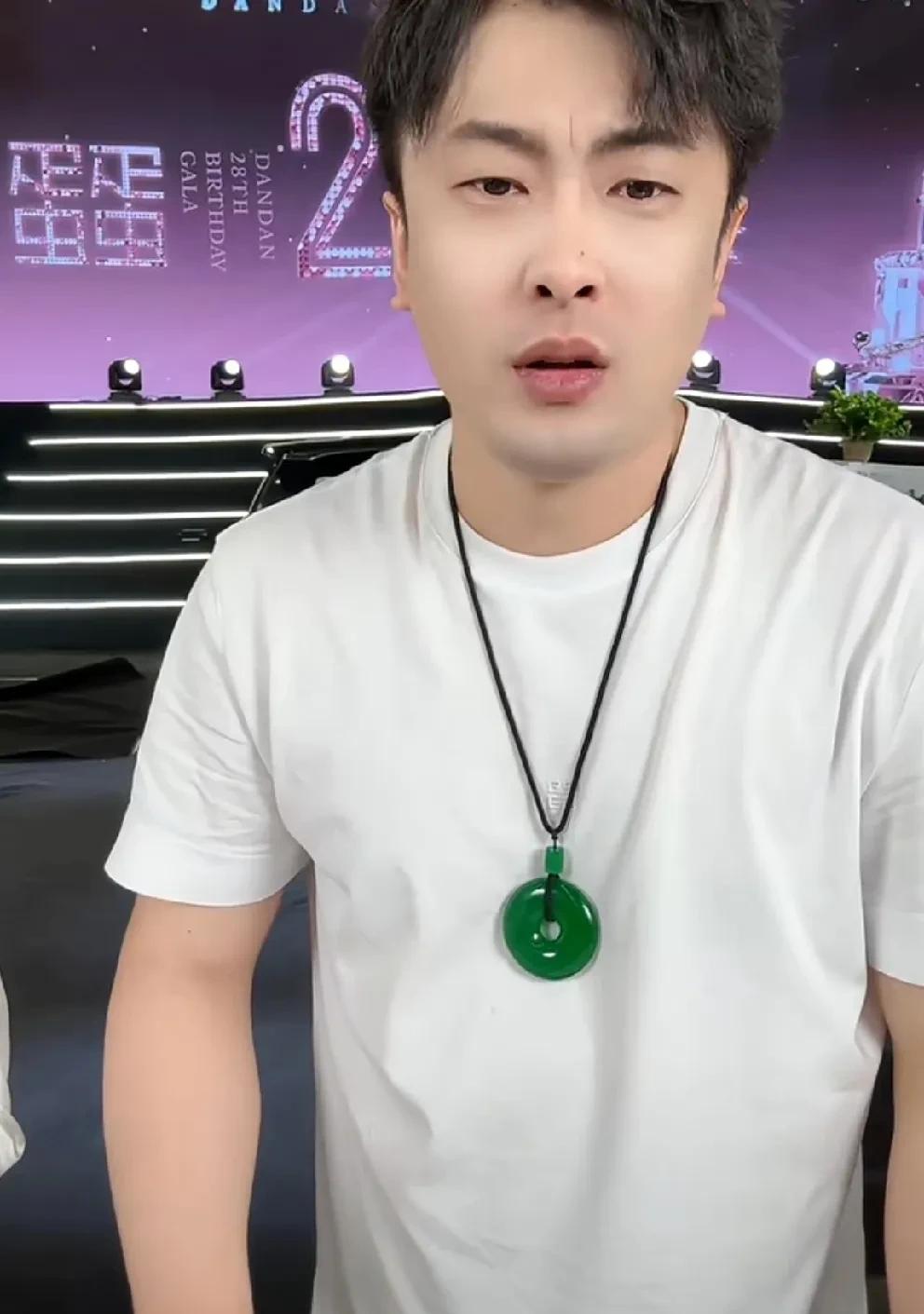 直播圈最近被巴扎黑一段发言炸出深水炸弹💣！他在连麦时突然cue到辛巴团队，直言