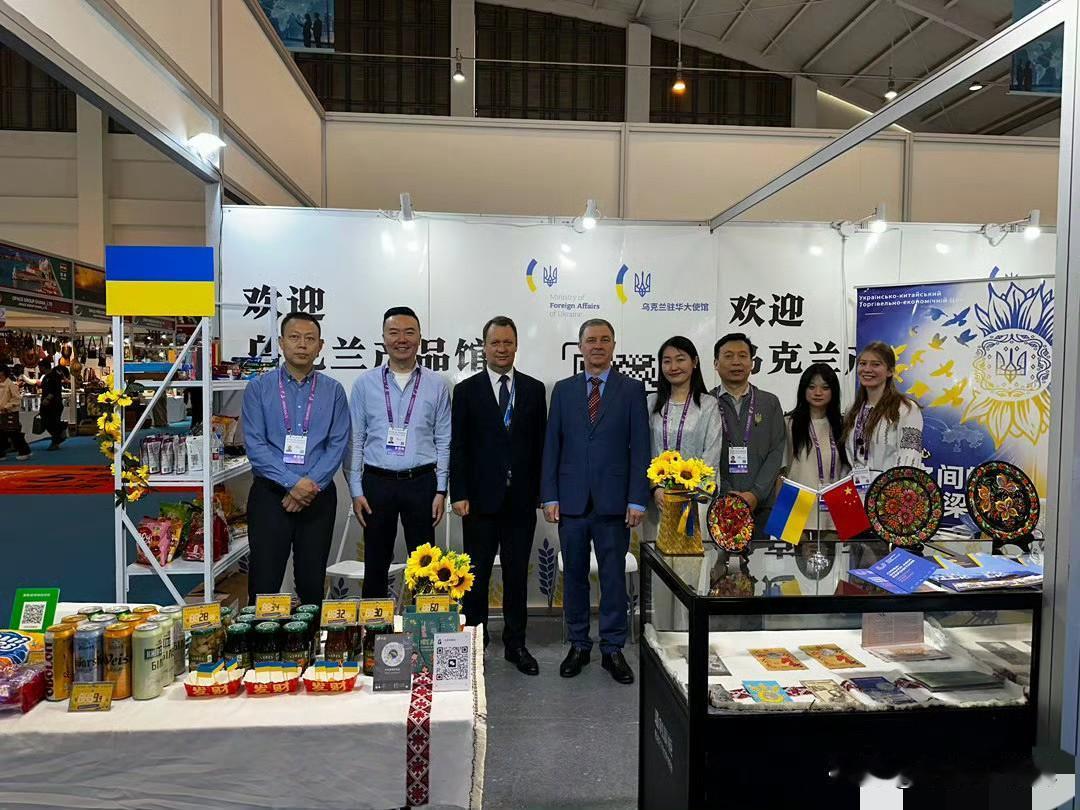 乌克兰现在的地位其实挺高的！打了四年多，乌军数量从25万上升到了约67万，数量欧