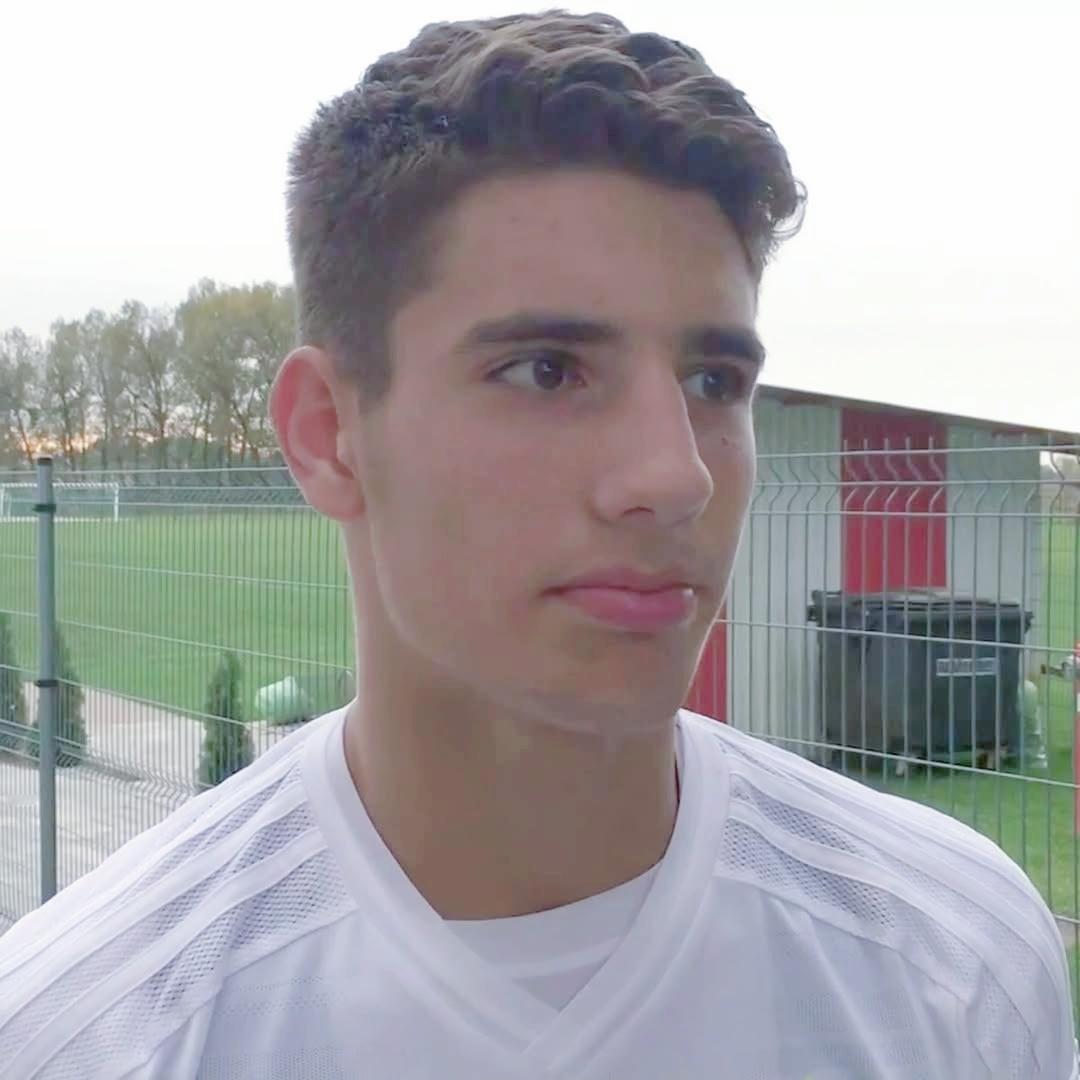 短发 无须 嫩嘟嘟长发和胡子看久了确实很有熟男魅力但永远怀念短发和剃须的青涩帅狗